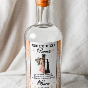 Етикет Абитуриентски бал Светъл фон с момиче
